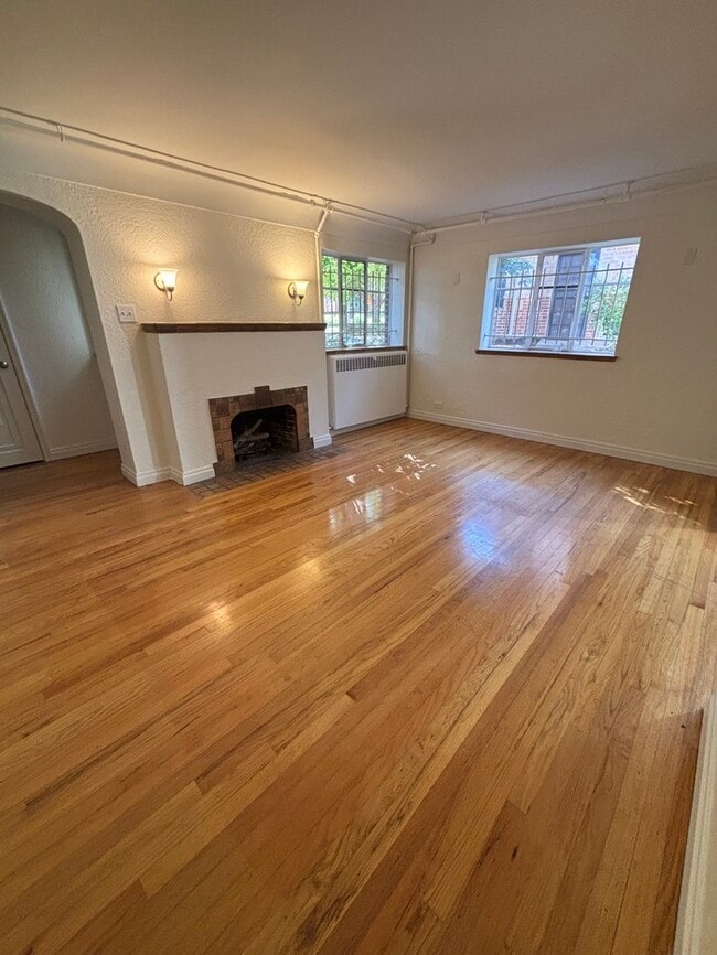Building Photo - Vintage & Charming 1 Bed/1 Bath