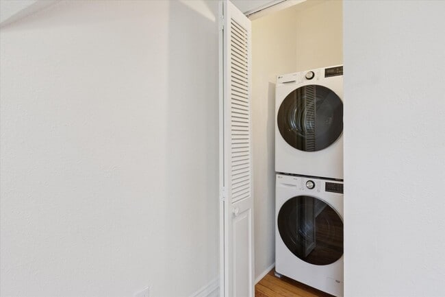 Building Photo - Fully Renovated 1 Bedroom 1 Bath Apartment...