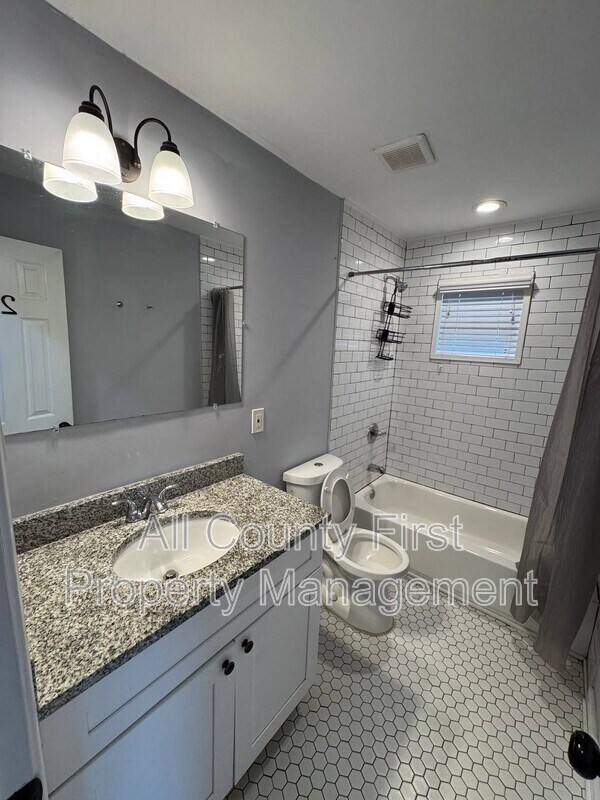 Building Photo - 656 Cedar Ave NW