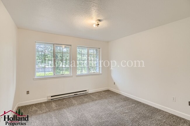 Building Photo - COming Soon! Charming & Convenient Living in Southeast Portland!