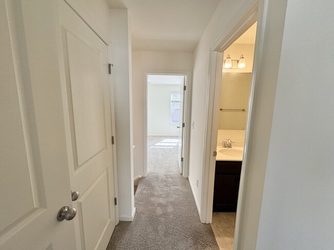 Building Photo - 3 br townhome in quiet community with cove...