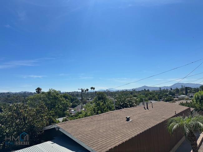 Building Photo - Homes Management - 2 Bed, 2 Bath Triplex i...