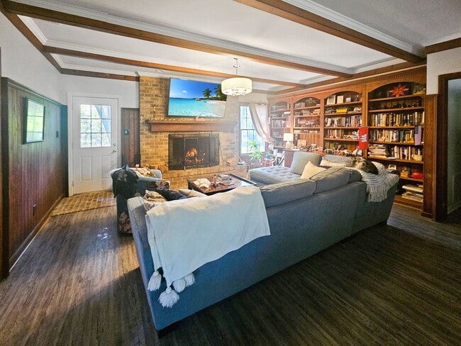 Building Photo - Charming brick home in beautiful Savannah offering four bedrooms and 2.5 bathrooms, Prime location!