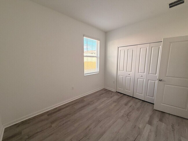 Building Photo - Rare find In-Law suite Home! Single family house with Separate entry and kitchen, laundry set!