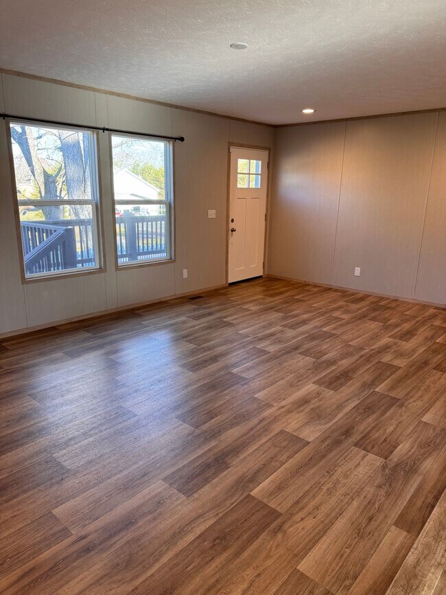 Building Photo - 3 Bedroom || 2 Bathroom in Concord