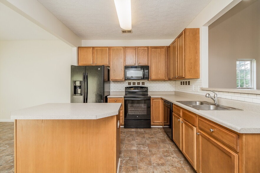 Building Photo - 413 Creekside Ln