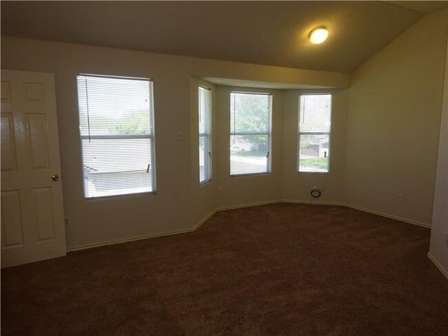 Building Photo - Grand 3 Bedroom 2.5 Bath Home On Larger Corner Lot