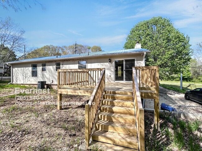 Building Photo - 1226 Thompson Rd