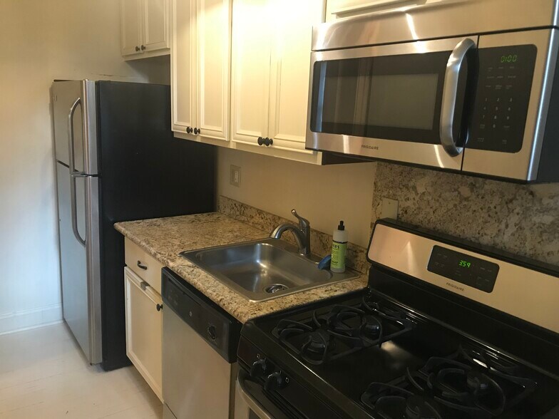 Kitchen - 4 Fontainebleau Dr