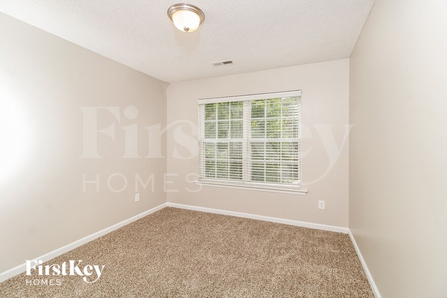 Building Photo - 6161 Glen Way Dr