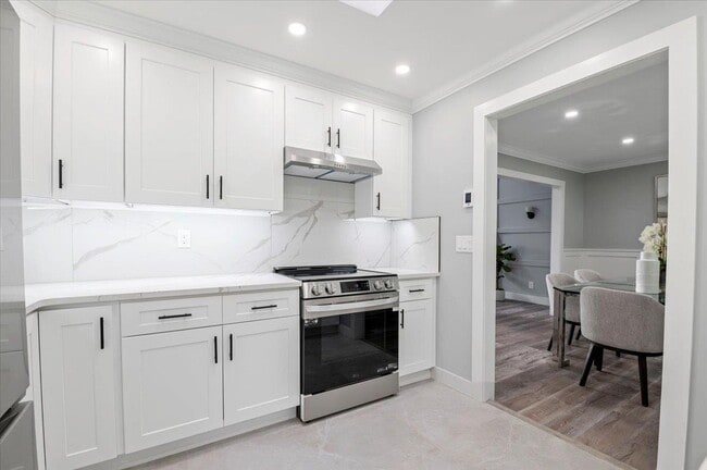 Building Photo - 8 Fairway Pl