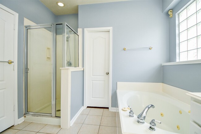 Building Photo - 12823 Dadebrook Ct