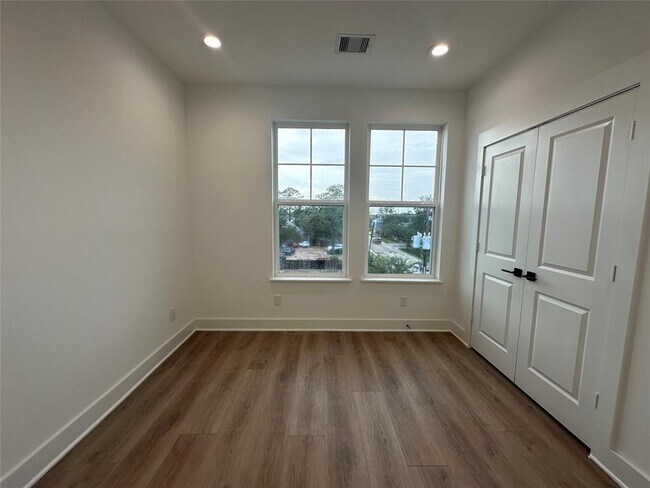 Building Photo - 2828 Versailles Oak Ln