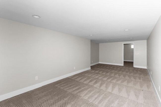 Building Photo - 2180 Glenoro Dr