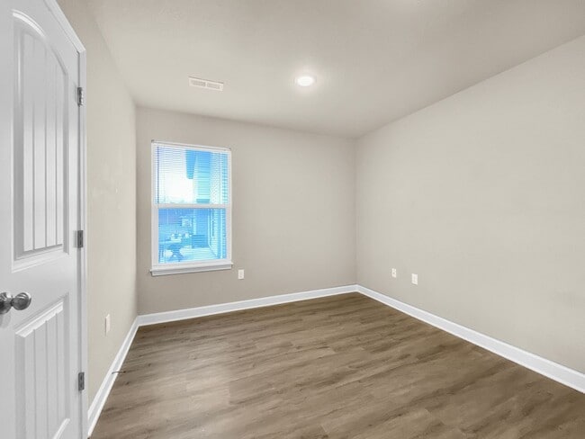 Building Photo - Spacious 3-Bedroom Townhome in Prime Colonial Highlands Location