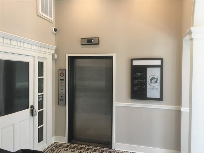 Building Photo - 100 N Royal St