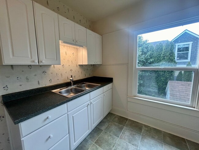 Building Photo - 1030