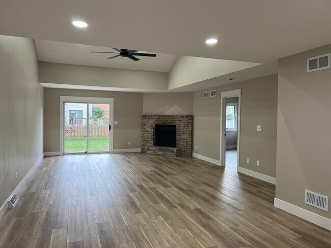 Building Photo - 109 Ravinia Dr