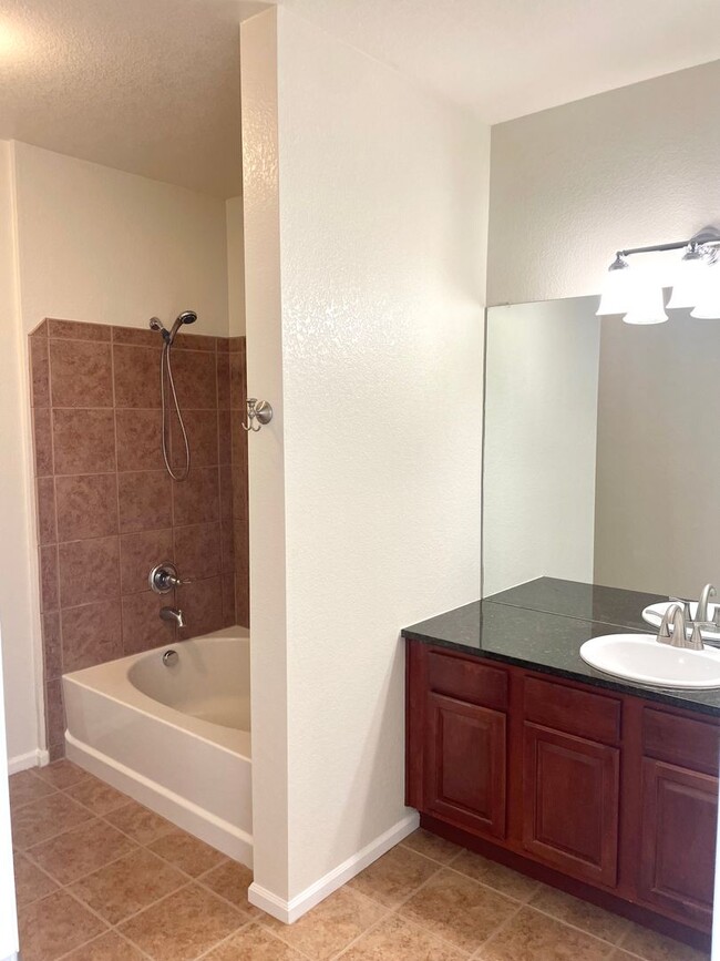 Building Photo - 2 bedroom 1 bath condo for rent in Parker ...