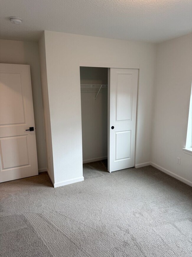 Building Photo - Hillsboro Townhouse/Condo