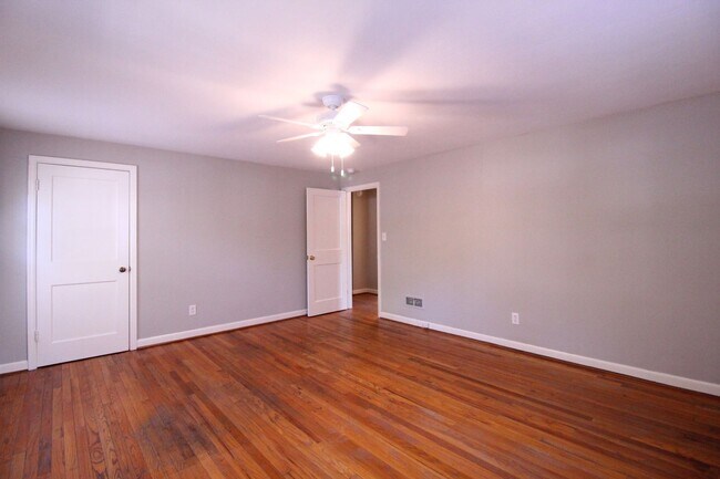Building Photo - January FREE On This 2 Bedroom 1 Bath Duplex In The Waldo Area