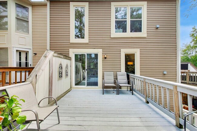 Building Photo - 2bd/2.5ba hideaway in the heart of Reston - incredible location $2750+util.