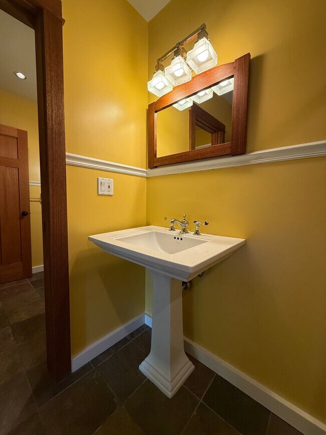 Building Photo - Craftsman home near Downtown Ashland | Ava...