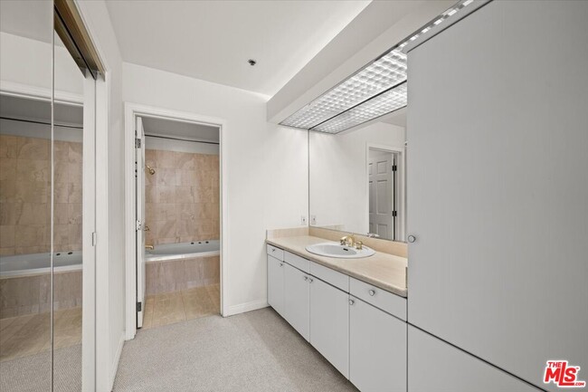 Building Photo - 10724 Wilshire Blvd