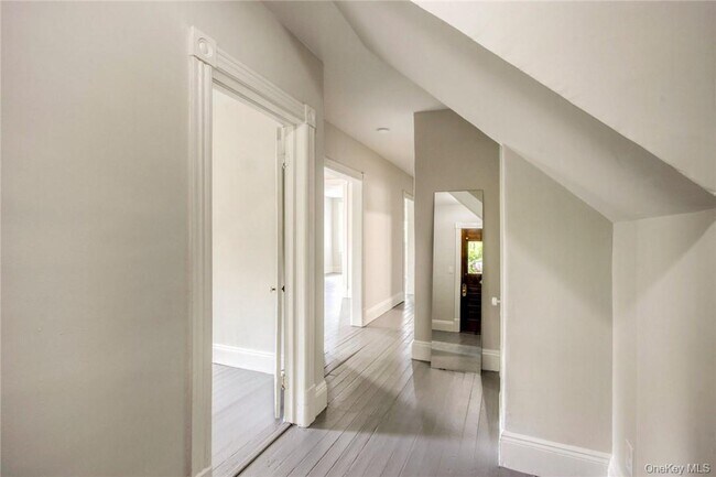 Building Photo - 142 Hudson Terrace