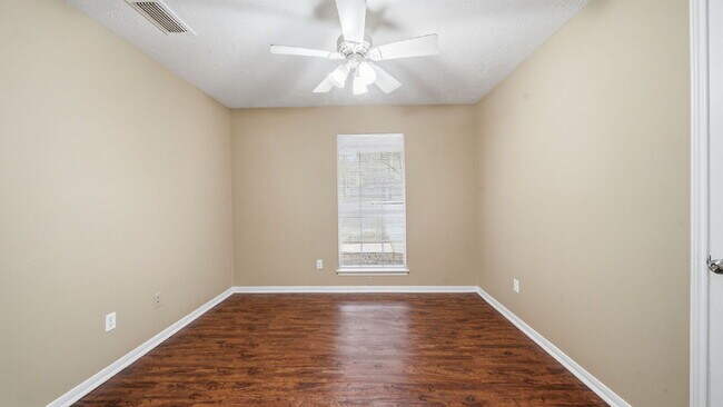Building Photo - Enjoy comfortable, low-maintenance living in this updated, pet-friendly, carpet-free 3-bedroom ho...