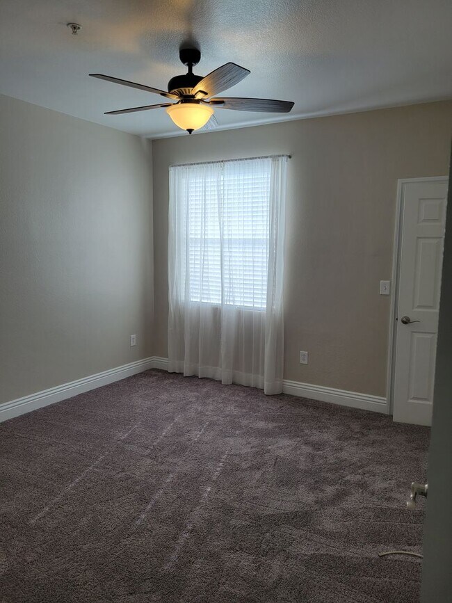 Building Photo - Amazing 1 bd Condo Awaits You!