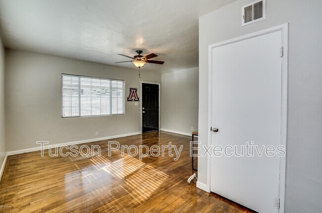 Building Photo - 1040 E Linden St