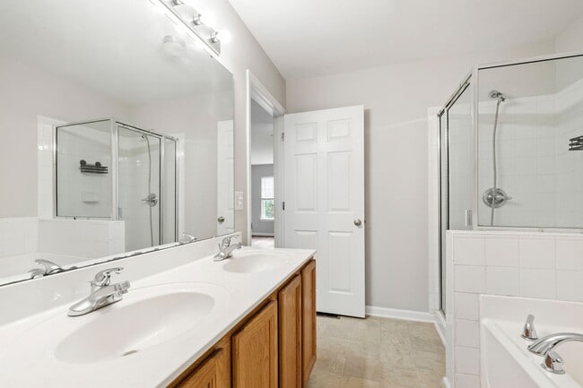 Building Photo - Beautifully Updated 3-Bedroom Townhome Nea...