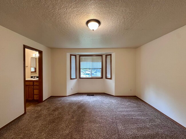 Building Photo - Adorable and Spacious!! Troutdale Duplex in Cul-de-sac!!