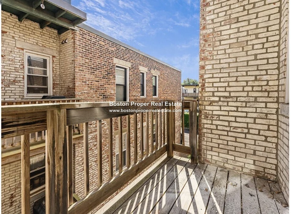 Building Photo - 134 Pleasant St