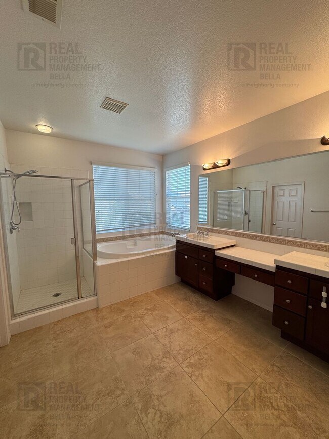 Building Photo - Huge Kitchen, Downstairs Bedroom, and More...