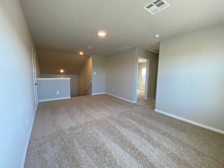 Building Photo - 154 Solitude Dr