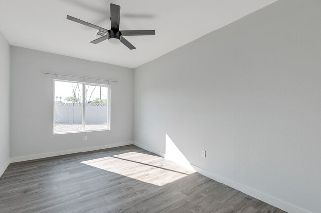 Building Photo - Huge house remodeled and close to ASU.  Pool and Turf in the yard