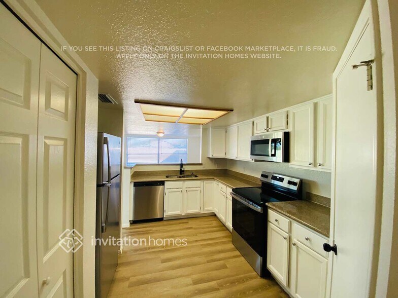 Building Photo - 501 N Red Rock St