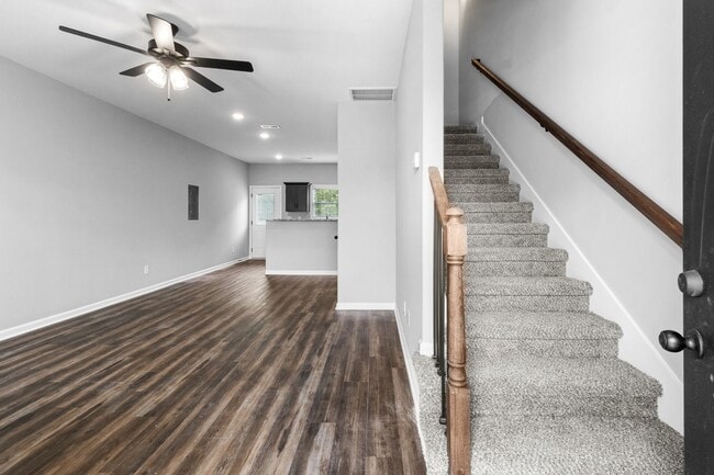 Building Photo - 2 Bedroom Pet Friendly Townhome For Rent N...