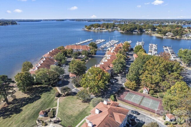 Building Photo - 18009 Kings Point Dr