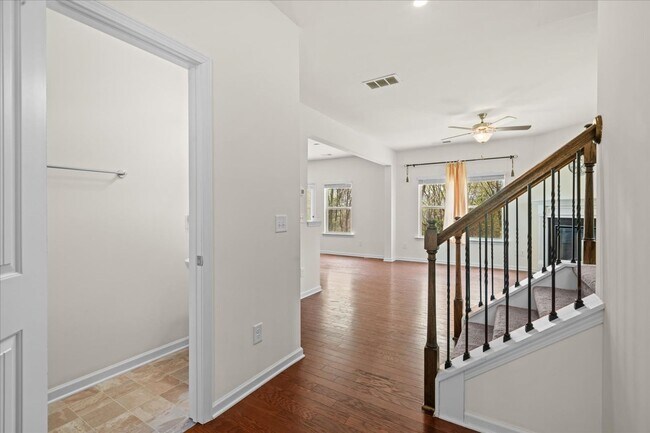 Building Photo - 1407 Red Hill Dr