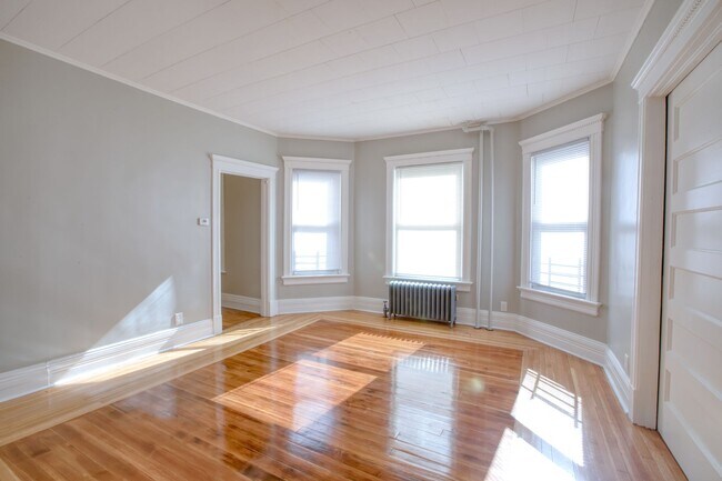 Building Photo - 325 Chestnut St