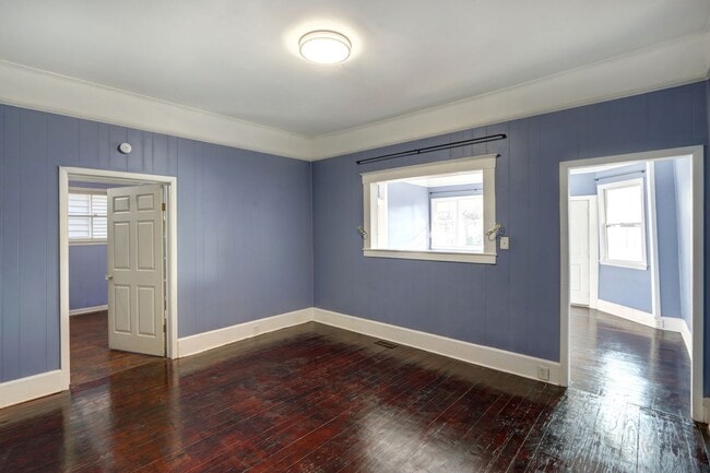 Building Photo - 4 Bedroom house---walk to Forsyth in 15 minutes