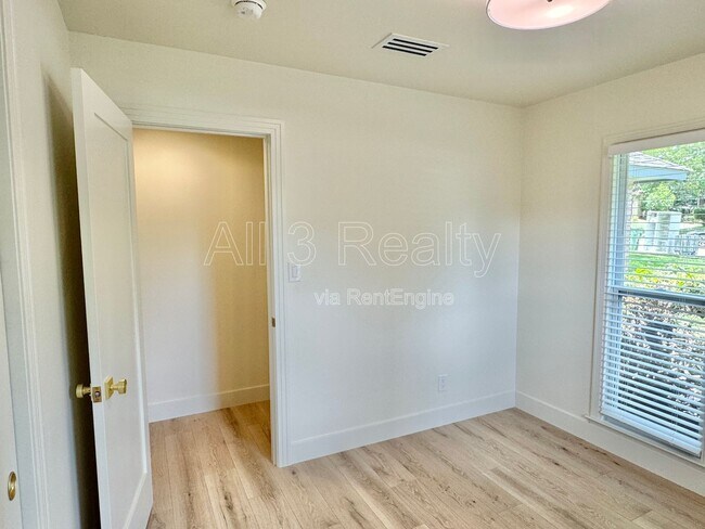 Building Photo - 3224 Little John Dr