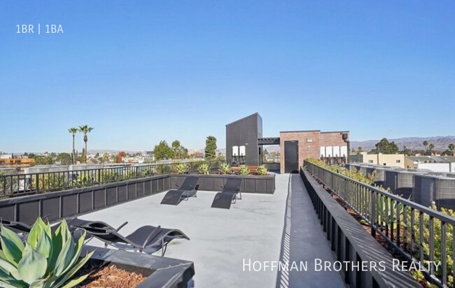 Building Photo - 10806 Blix St