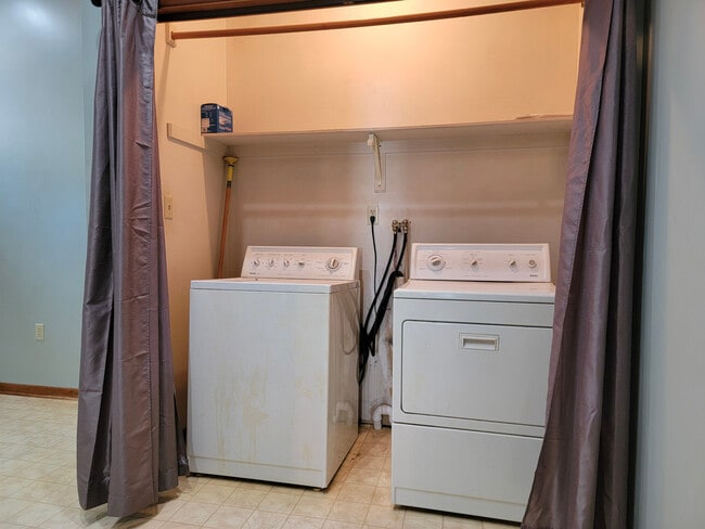 Building Photo - 271 W Main St