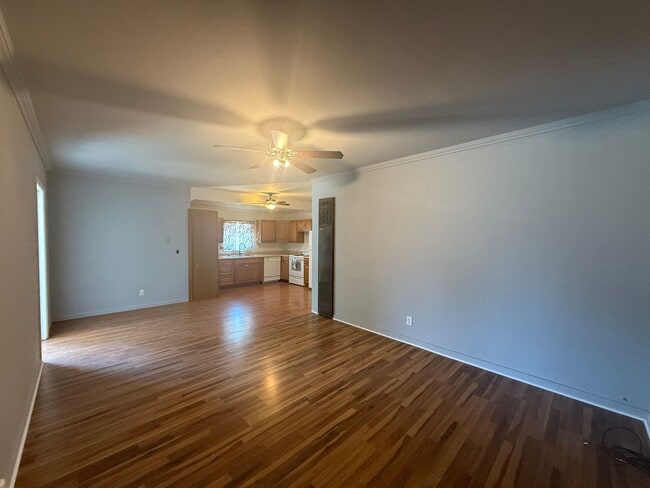 Building Photo - Two bedroom, One bathroom, Pet friendly ho...