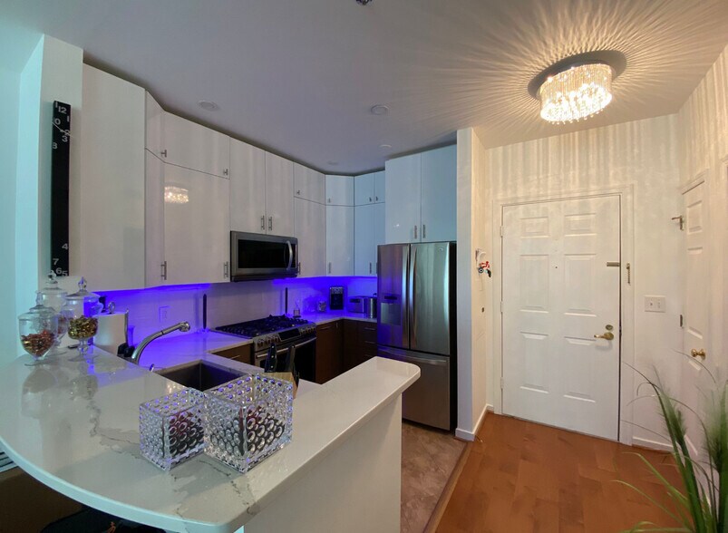 Building Photo - 1645 International Dr