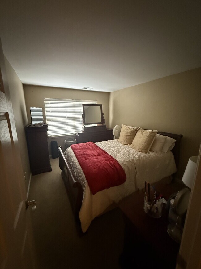 Building Photo - "Spacious 3-Bedroom Gem in Brentwood – FENCED yard. Modern Comfort with 2.5 Baths and 1850 Sq Ft!"